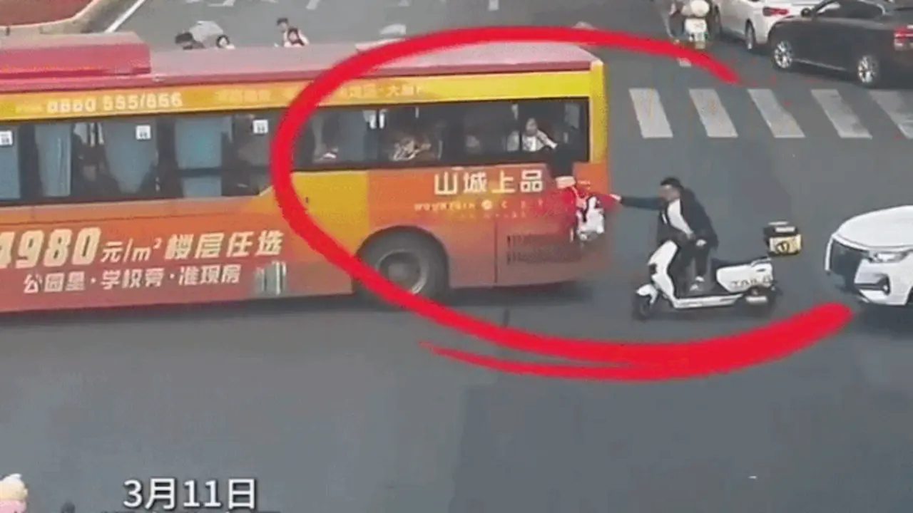 Bé gái rơi ra ngoài cửa sổ xe buýt đang chạy