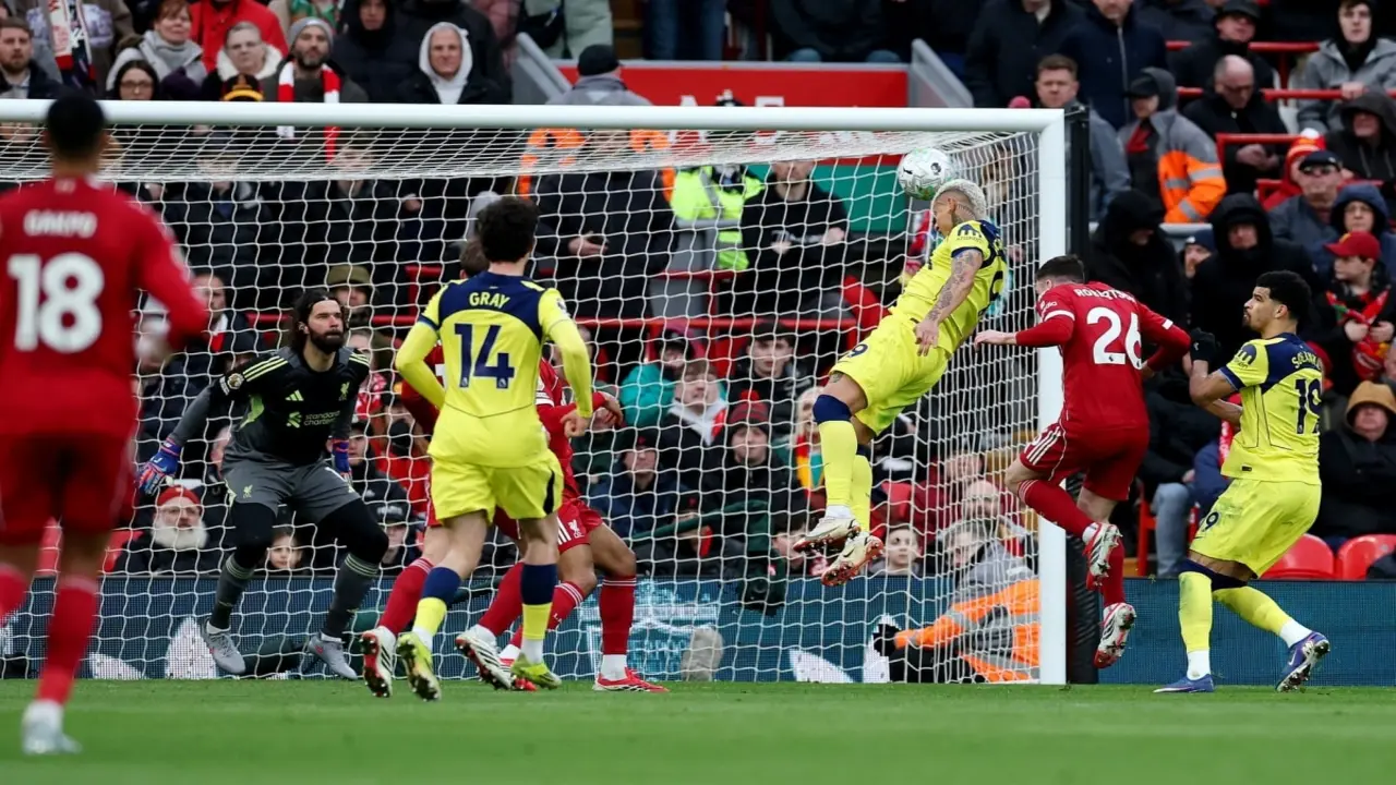 Carragher: 'Tottenham cứ như ông lớn vì Liverpool quá dở'