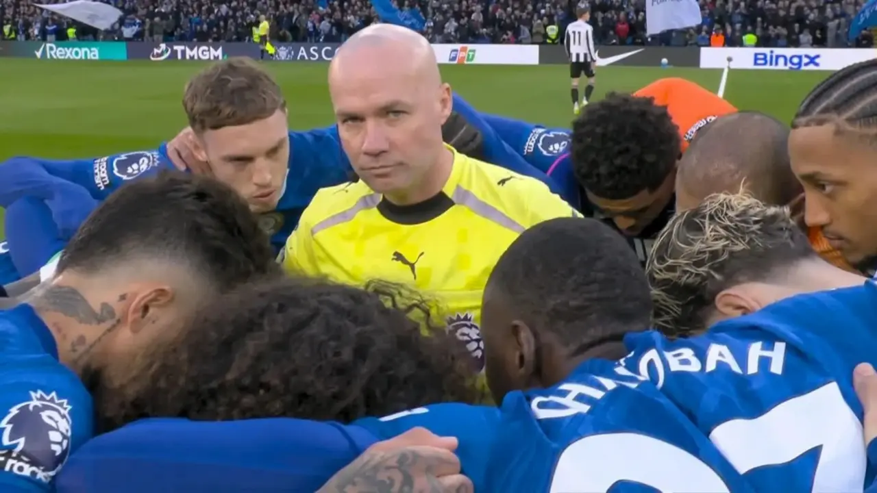 Chelsea thua trong trận đấu trọng tài có hành động lạ