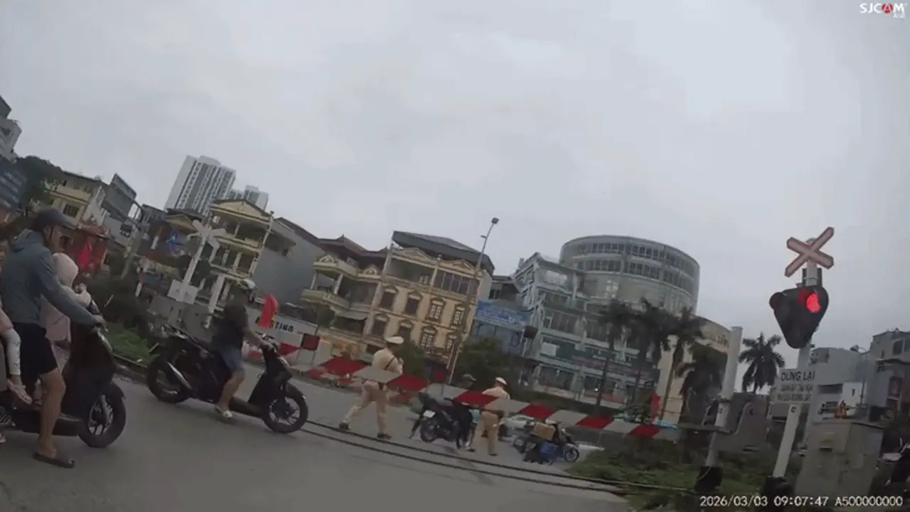 Hàng loạt xe máy cố vượt đường tàu trước mặt CSGT