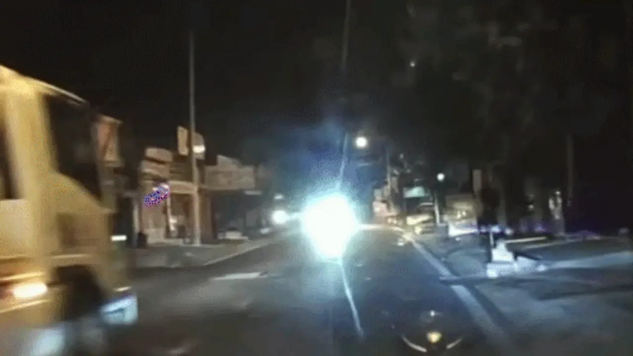 Phóng tốc độ cao trong đêm, xe thớt húc bay xe khác