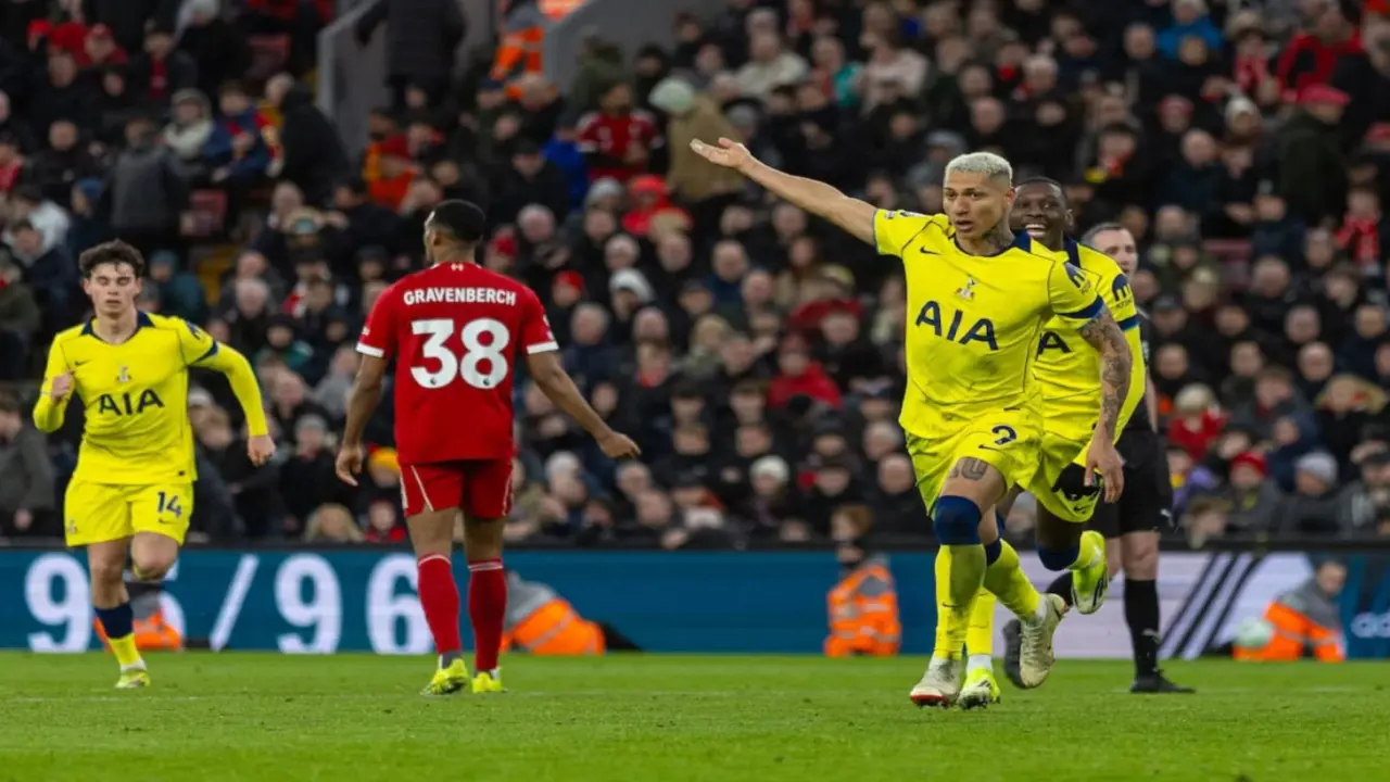 Tottenham níu chân Liverpool